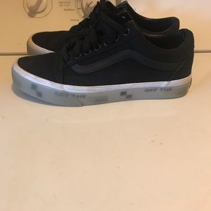 Tennis shoes